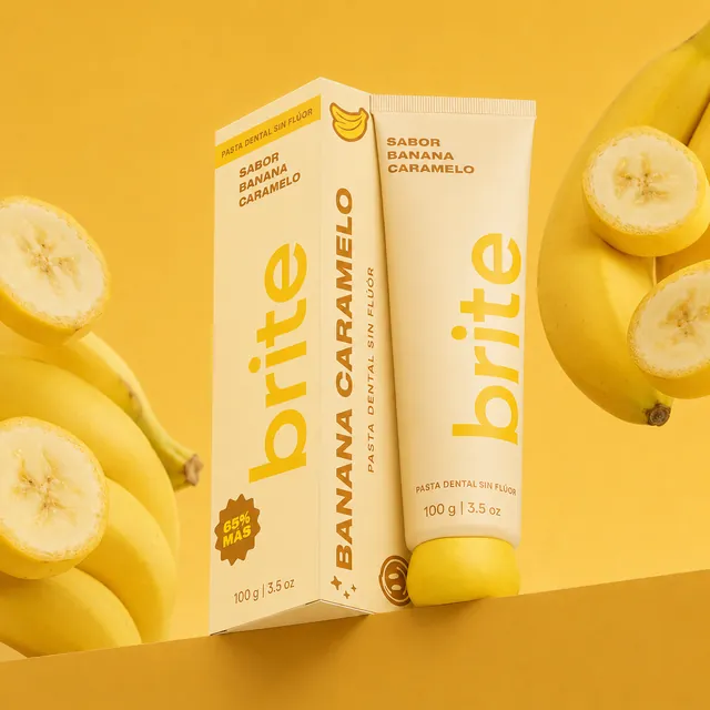 Pasta dental Brite sabor Banana Caramelo: estuche y tubo. Empaque de referencia.